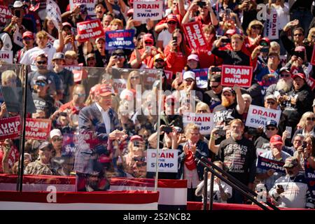 Donald Trump hält eine Rede hinter kugelsicherem Glas bei einer überfüllten Outdoor-Kundgebung während des Präsidentschaftswahlkampfs 2024. Stockfoto