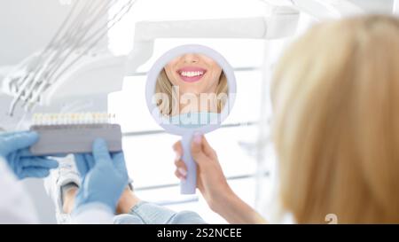 Zahnarzt mit Proben von der Zahnwaage bis zur Patientenzahnreflexion Stockfoto