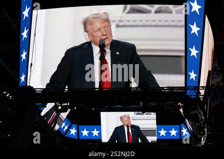 Donald Trump erscheint auf einem riesigen Bildschirm, während er 2024 eine Rede auf dem Republican National Convention hielt. Stockfoto