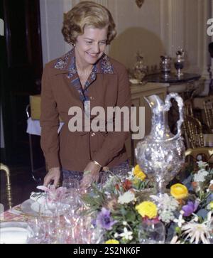 First Lady Betty Ford überprüft die Tischeinstellungen im State Dining Room während der Vorbereitungen für ein State Dinner zu Ehren des Präsidenten und der First Lady von Liberia Stockfoto