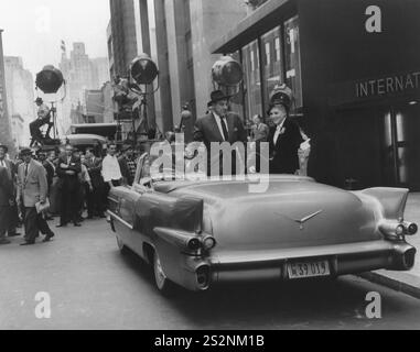 Judy Holliday und Paul Douglas stehen in einem Cadillac-Cabrio am Set des Films, dem Solid Gold Cadillac Stockfoto