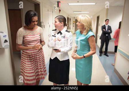 First Lady Michelle Obama und Dr. Jill Biden besuchen verwundete Krieger und Mitarbeiter im Brooke Army Medical Center. Stockfoto