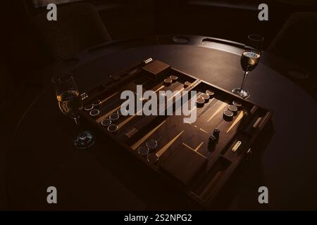 Backgammon-Brett und zwei Sektgläser Stockfoto