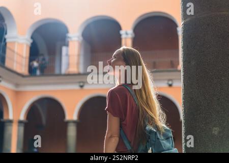 Weibliche Touristen erkunden die historische Biblioteca Palafoxiana Palafoxiana Bibliothek in Puebla, Mexiko. Eine kulturelle Reise durch Geschichte und Literatur Stockfoto