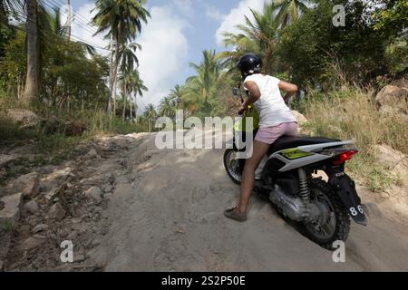 Ein Motorrad auf einer Straße auf der Insel Ko Tao in der Provinz Surat Thani in Thailand, Thailand, Ko Tao, März 2010 Stockfoto