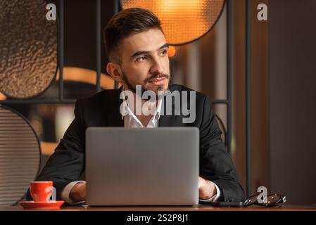 Ein junger Geschäftsmann, der im Büro arbeitet. Stockfoto