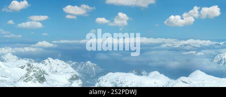 Winter trübe Aussicht vom Dachstein-Massiv Berggipfel (Österreich). Stockfoto