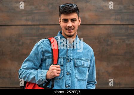 Porträt eines männlichen College-Studenten isoliert auf Hintergrund. Stockfoto