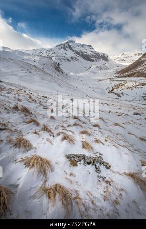 Der Landschaftsblick der verschneiten Bergkette Natur im Winter Hintergrund. Stockfoto