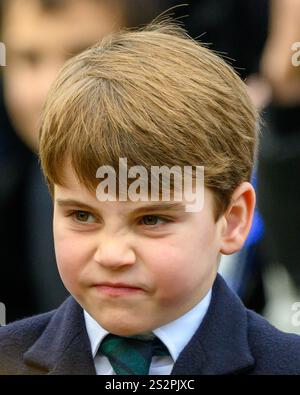 Sandringham, Norfolk, Großbritannien. Dezember 2024. Prinz Louis erhält Geschenke von Wohlwollenden, nachdem er am Weihnachtsvormittag in Sandringham teilgenommen hat. Stockfoto