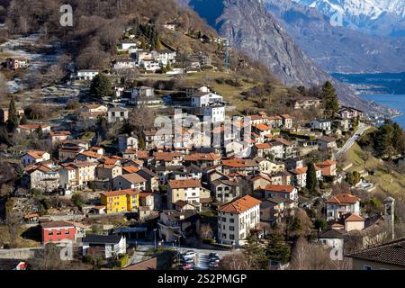Charmantes Dorf am Monte Bre, in den Hügeln mit Blick auf die Alpen, in Lugano, Schweiz Stockfoto