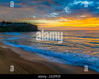 Sonnenaufgang am Bilgola Beach an den nördlichen Stränden von Sydney, NSW, Australien. Stockfoto