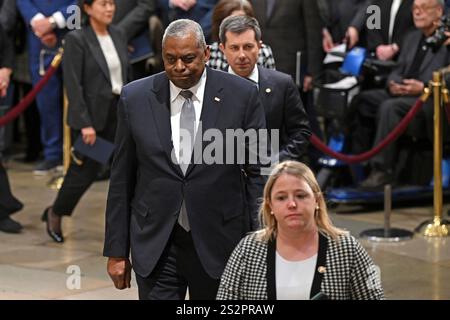 US-Verteidigungsminister Lloyd Austin (C) und US-Verkehrsminister Pete Buttigieg (R) treffen am 7. Januar 2025 im US-Kapitol Rotunda in Washington, DC ein. Carter, der 39. Präsident der Vereinigten Staaten, starb im Alter von 100 Jahren am 29. Dezember 2024 in seinem Haus in Plains, Georgia. Kredit: Saul Loeb/Pool über CNP Stockfoto