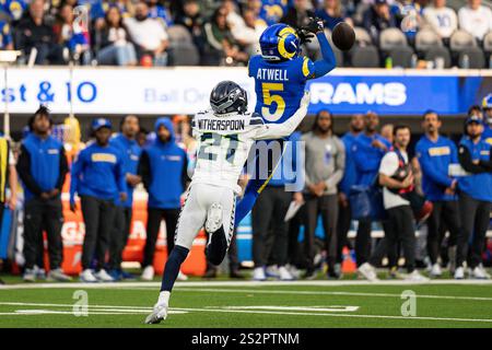 Seattle Seahawks Cornerback Devon Witherspoon (21) verteidigt gegen den Los Angeles Rams Wide Receiver Tutu Atwell (5) während eines NFL-Spiels am Sonntag, den 5. Januar Stockfoto