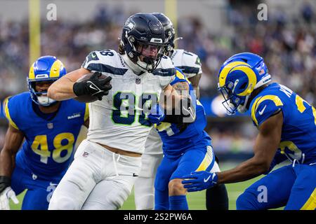 Seattle Seahawks Tight End AJ Barner (88) läuft nach einem Spiel der NFL gegen die Los Angeles Rams am Sonntag, den 5. Januar 2025, bei SoFi S Stockfoto