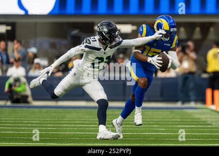 Seattle Seahawks Cornerback Devon Witherspoon (21) verteidigt gegen den Los Angeles Rams Wide Receiver Demarcus Robinson (15) während eines NFL-Spiels, Sunday, Ja Stockfoto