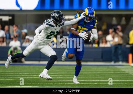 Seattle Seahawks Cornerback Devon Witherspoon (21) verteidigt gegen den Los Angeles Rams Wide Receiver Demarcus Robinson (15) während eines NFL-Spiels, Sunday, Ja Stockfoto