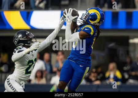 Seattle Seahawks Cornerback Devon Witherspoon (21) verteidigt gegen den Los Angeles Rams Wide Receiver Demarcus Robinson (15) während eines NFL-Spiels, Sunday, Ja Stockfoto