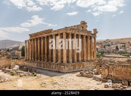 Ein monumentales Steingebäude mit großen Säulen befindet sich im Zentrum einer riesigen, leeren Wüstenlandschaft Stockfoto
