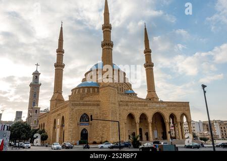 Im Herzen der belebten Stadt steht eine große und wunderschöne Moschee mit einer herrlichen blauen Kuppel, die die Aufmerksamkeit auf sich zieht Stockfoto