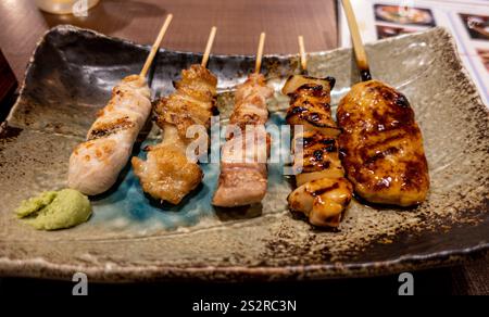 Dies ist eine detaillierte Nahaufnahme eines wunderschön angeordneten Tellers mit köstlichem Essen auf einem sorgfältig gedeckten Tisch Stockfoto