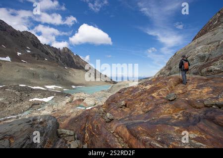 Eine einsame Wandererin im Tierra del Fuego Nationalpark in Argentinien mit Blick auf die Stadt Ushuaia. Stockfoto