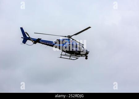 Louverne, Frankreich - 30. Juni 2021: Bild eines Hubschraubers des französischen Fernsehens, der während der 5. Phase (individueller Zeitlauf) von Le Live-Bilder ausstrahlt Stockfoto