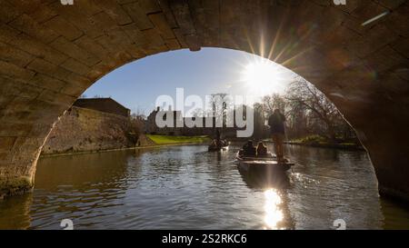 Punts machen ihren Weg entlang des Flusses Cam in Cambridge. Bild von Chris Radburn/Fixed Point Media. Stockfoto