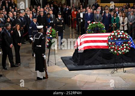 US-Vizepräsidentin Kamala Harris (2. L) überreicht zusammen mit US-Second Gentleman Doug Emhoff am 7. Januar 2025 im US-Kapitol Rotunda in Washington, DC, einen Kranz für die Exekutive. Carter, der 39. Präsident der Vereinigten Staaten, starb im Alter von 100 Jahren am 29. Dezember 2024 in seinem Haus in Plains, Georgia. Kredit: Saul Loeb/Pool über CNP Stockfoto