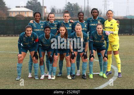 Cislago, Italien. Januar 2025. Die Olympique de Marseille, die elf Startplätze für ein Teamfoto vor dem Auftakt in der hinteren Reihe ( L bis R ), Ndeye Awa Diakhate, Ninon Blanchard, Carla Giaino, Tabita Joseph, Mama Diop und Charlotte Verdier, erste Reihe ( L bis R ); Roselene Khezami, Darlina Joseph, Ines Kbida, Aurore Paprzycki und Jenny Perret, im Freundschaftsspiel im Sport Village, Cislago. Der Bildnachweis sollte lauten: Jonathan Moscrop/Sportimage Credit: Sportimage Ltd/Alamy Live News Stockfoto