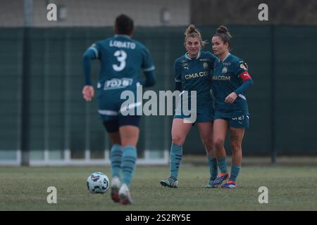 Cislago, Italien. Januar 2025. Marie-Charlotte Leger von Olympique de Marseille feiert mit Teamkollege Tess Laplacette nach einem Treffer ein Tor zurück und reduziert den Rückstand auf 3-1 während des Freundschaftsspiels im Sport Village, Cislago. Der Bildnachweis sollte lauten: Jonathan Moscrop/Sportimage Credit: Sportimage Ltd/Alamy Live News Stockfoto