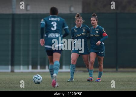 Cislago, Italien. Januar 2025. Marie-Charlotte Leger von Olympique de Marseille feiert mit Teamkollege Tess Laplacette nach einem Treffer ein Tor zurück und reduziert den Rückstand auf 3-1 während des Freundschaftsspiels im Sport Village, Cislago. Der Bildnachweis sollte lauten: Jonathan Moscrop/Sportimage Credit: Sportimage Ltd/Alamy Live News Stockfoto