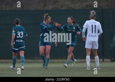 Cislago, Italien. Januar 2025. Marie-Charlotte Leger von Olympique de Marseille feiert mit Teamkollegin Dona Scannapieco nach einem Treffer ein Tor zurück und reduziert den Rückstand auf 3-1 während des Freundschaftsspiels im Sport Village, Cislago. Der Bildnachweis sollte lauten: Jonathan Moscrop/Sportimage Credit: Sportimage Ltd/Alamy Live News Stockfoto