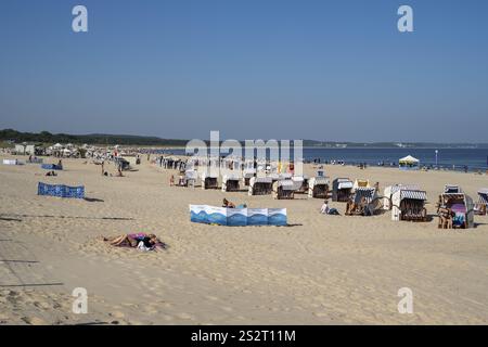 Liegestühle und Touristen am Sandstrand, Swinemünde, Insel Usedom, Ostsee, Polen, Europa Stockfoto
