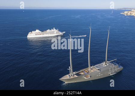 143 Meter lange drei-Master-Segelyacht A Aus der Vogelperspektive, die größte Segelyacht der Welt, gebaut nach einem Entwurf des Designers Philippe Starck von The GERM Stockfoto