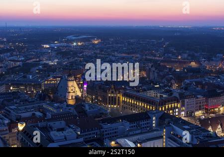 Blick auf die Stadt vom Stadtturm nach Sonnenuntergang, St. Thomas Kirche, Red Bull Arena und Auwald, Leipzig, Sachsen, Deutschland, Europa Stockfoto