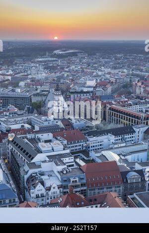 Blick auf die Stadt vom Stadtturm bei Sonnenuntergang, St. Thomas Kirche, Red Bull Arena und Auwald, Leipzig, Sachsen, Deutschland, Europa Stockfoto