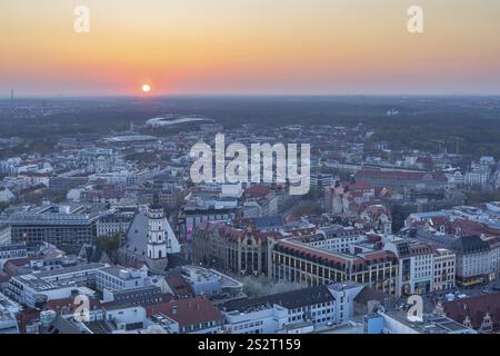 Blick auf die Stadt vom Stadtturm bei Sonnenuntergang, St. Thomas Kirche, Red Bull Arena und Auwald, Leipzig, Sachsen, Deutschland, Europa Stockfoto