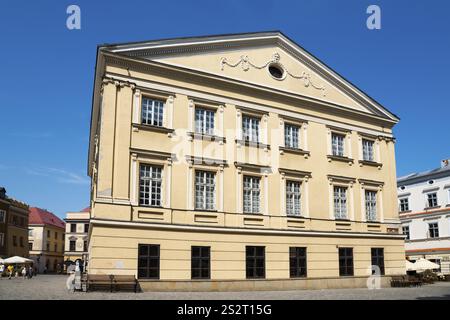 Gelbes Gebäude mit neoklassizistischer Fassade und vielen Fenstern unter sonnigem Himmel, Standesamt, ehemaliger Sitz des Crown Tribunal, Old Town Market Square Stockfoto