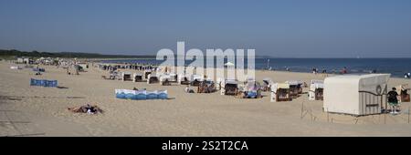 Liegestühle und Touristen am Sandstrand, Swinemünde, Insel Usedom, Ostsee, Polen, Europa Stockfoto