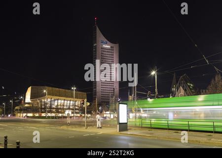 Augustusplatz bei Nacht mit Gewandhaus, City-Hochhaus, Neues Augusteum, Paulinum und Universitätskirche, Leipzig, Sachsen, Deutschland, Europa Stockfoto
