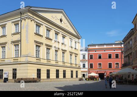 Ein sonniger Platz mit historischen Gebäuden und Menschen in einer städtischen Umgebung, links: Standesamt, ehemaliger Sitz des Krontribunals, Old Town Market S Stockfoto