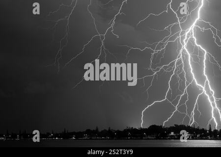 Blitz über der Redcliffe Peninsula, Queensland, Australien Stockfoto