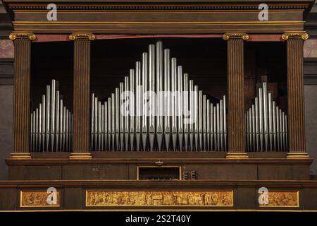 Orgel, katholische Kirche Collegiata di San Vittore, Innenansicht, Cannobio, Lago Maggiore, Provinz Verbano-Cusio-Ossola, Region Piemont, Italien, Eu Stockfoto