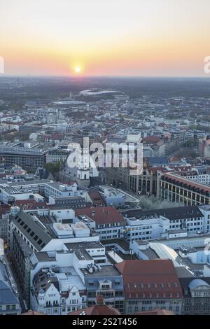 Blick auf die Stadt vom Stadtturm bei Sonnenuntergang, St. Thomas Kirche, Red Bull Arena und Auwald, Leipzig, Sachsen, Deutschland, Europa Stockfoto