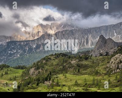 Auf dem Weg zur Cinque Torri, Blick auf die umliegenden Berge, bewölkte Stimmung, Dolomiten, Cortina d'Ampezzo, Belluno, Veneto, Italien, Europa Stockfoto