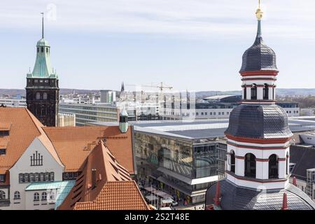 Blick auf das Stadtzentrum vom hohen Turm der St. Jakob-Kirche, Turm des Neuen Rathauses und des Alten Rathauses, Markuskirche im Hintergrund Stockfoto