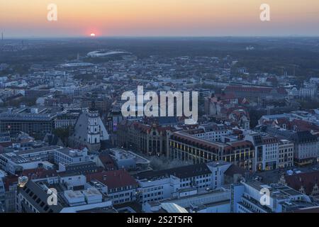 Blick auf die Stadt vom Stadtturm bei Sonnenuntergang, St. Thomas Kirche, Red Bull Arena und Auwald, Leipzig, Sachsen, Deutschland, Europa Stockfoto