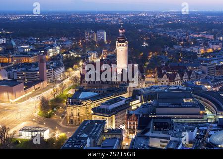 Blick auf die Stadt bei Nacht vom Stadtturm, dem Neuen Rathaus und dem Johannapark, Leipzig, Sachsen, Deutschland, Europa Stockfoto