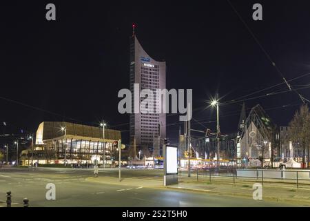 Augustusplatz bei Nacht mit Gewandhaus, City-Hochhaus, Neues Augusteum, Paulinum und Universitätskirche, Leipzig, Sachsen, Deutschland, Europa Stockfoto